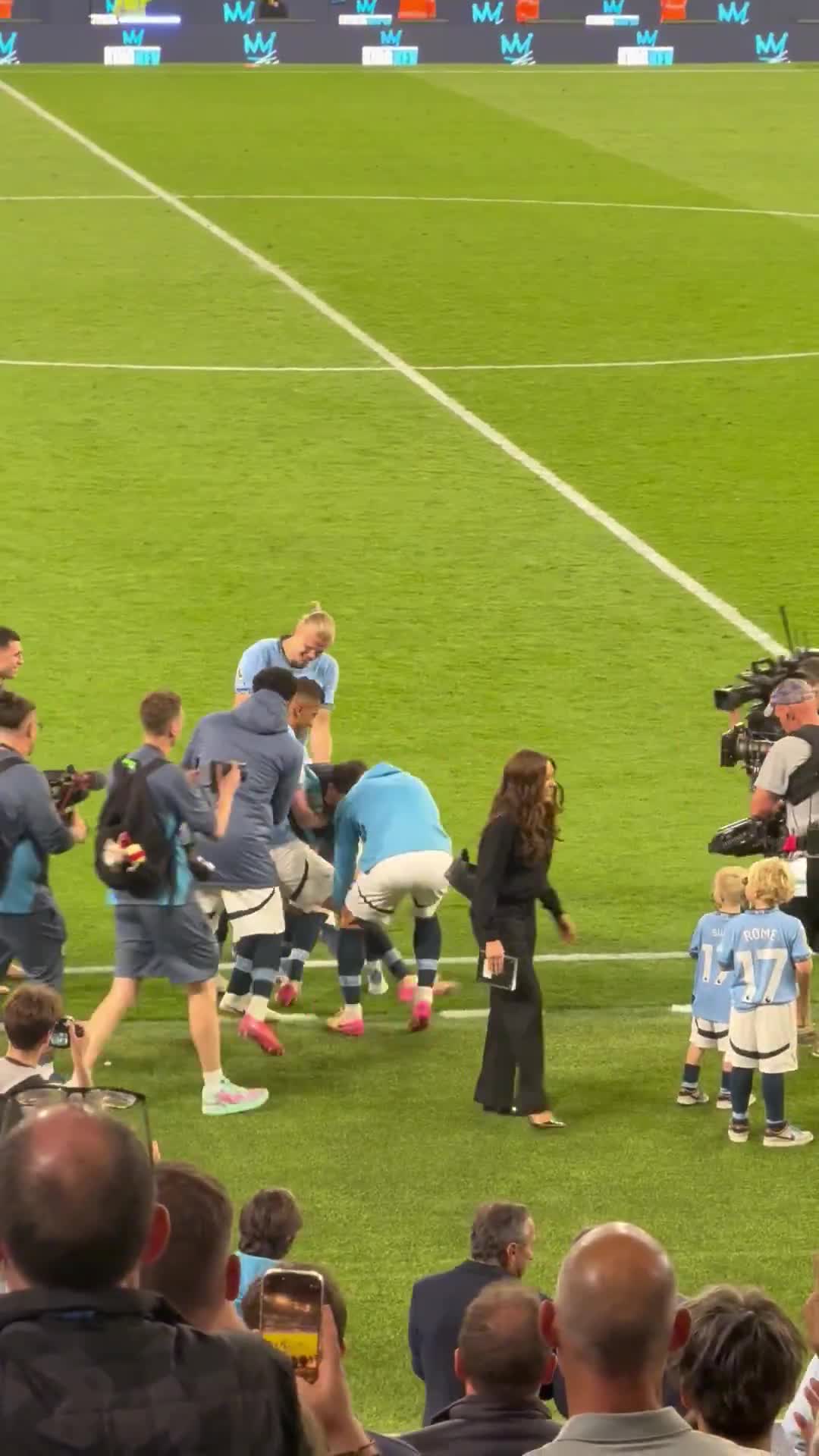 The City players just gave De Bruyne the bumps