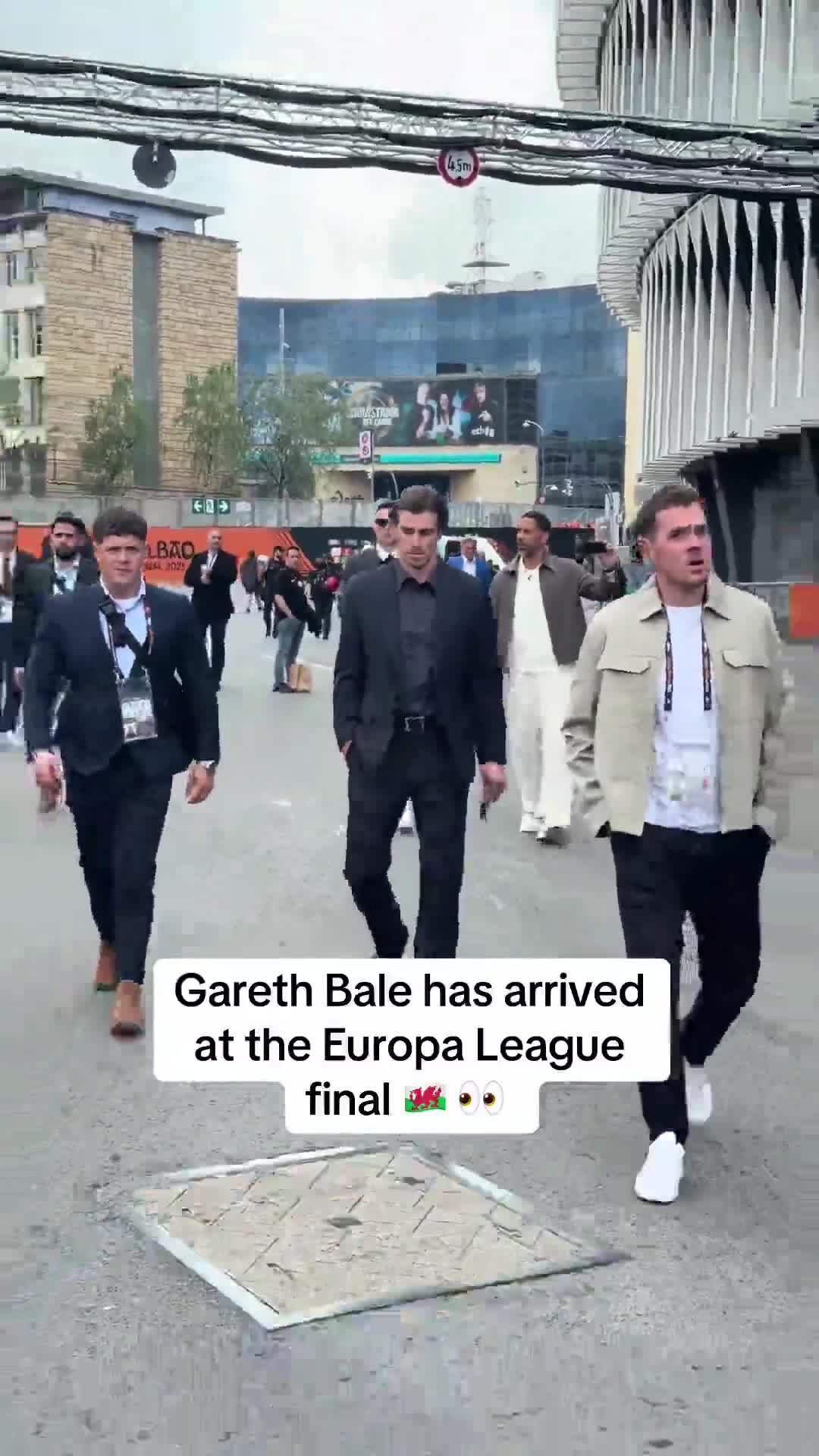 Gareth Bale arrives for the Europa League final! Ferdinand and Berbatov behind him