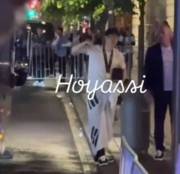 Son Heung-min keeps the party going with the fans outside the hotel