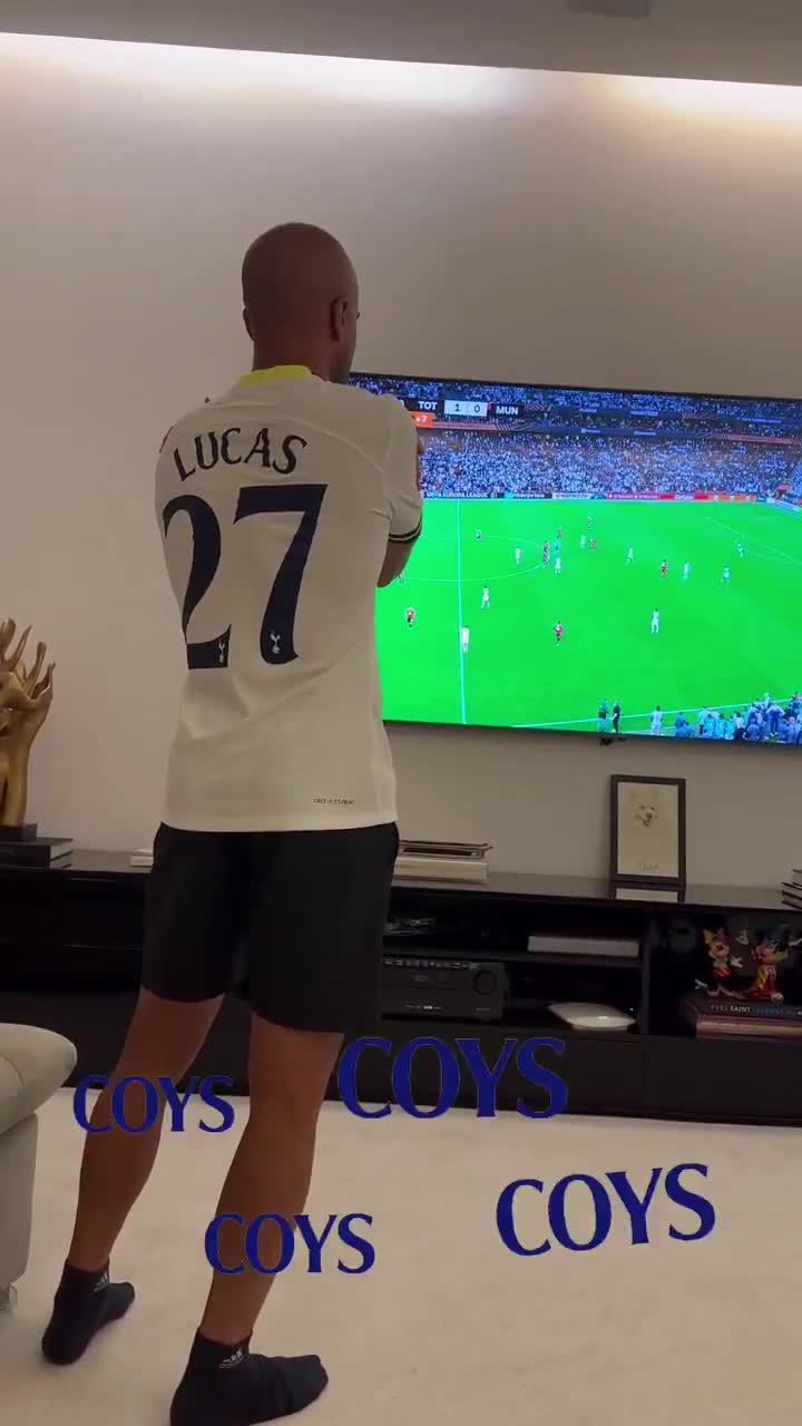 Lucas Moura celebrating our title