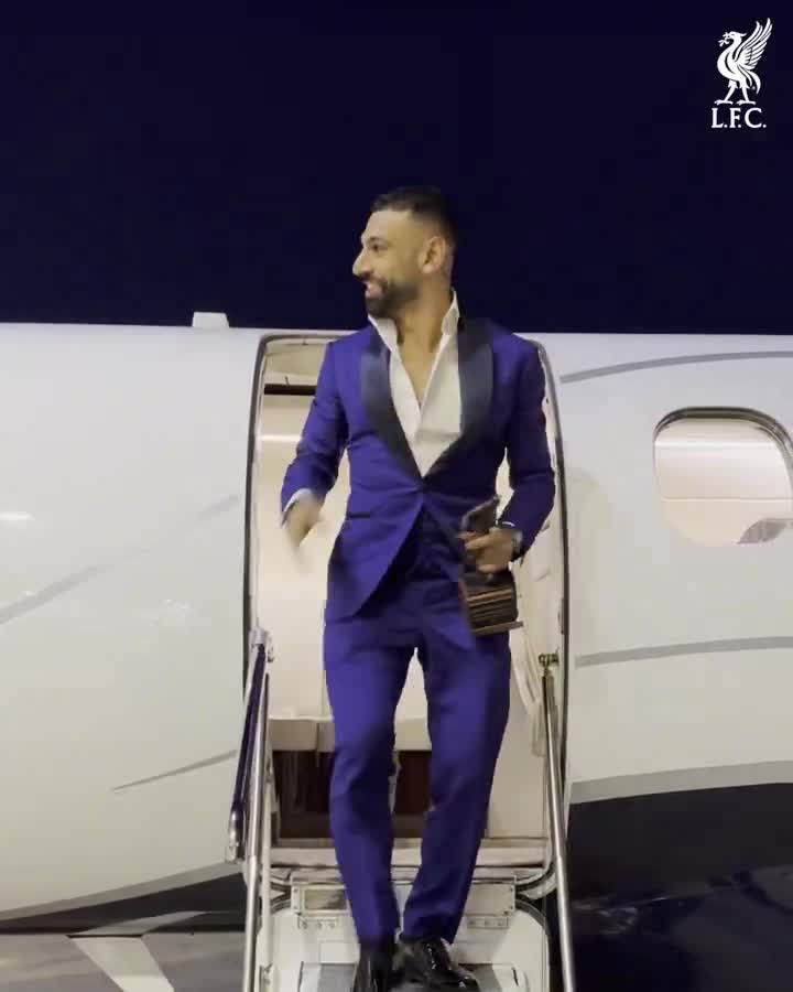 Mohamed Salah coming off the private jet with his FWA Footballer of the Year award