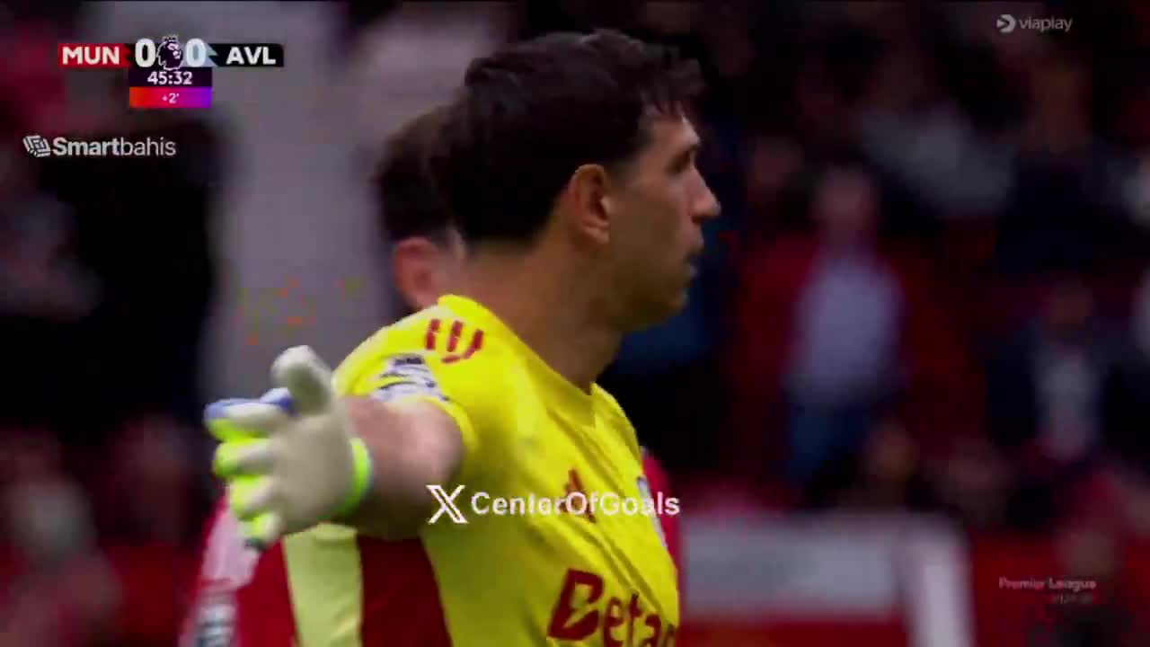 Emiliano Martinez  straight red card