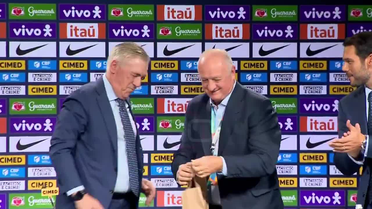 What a beautiful presentation! Luiz Felipe Scolari, the last coach to win the World Cup with Brazil in 2002