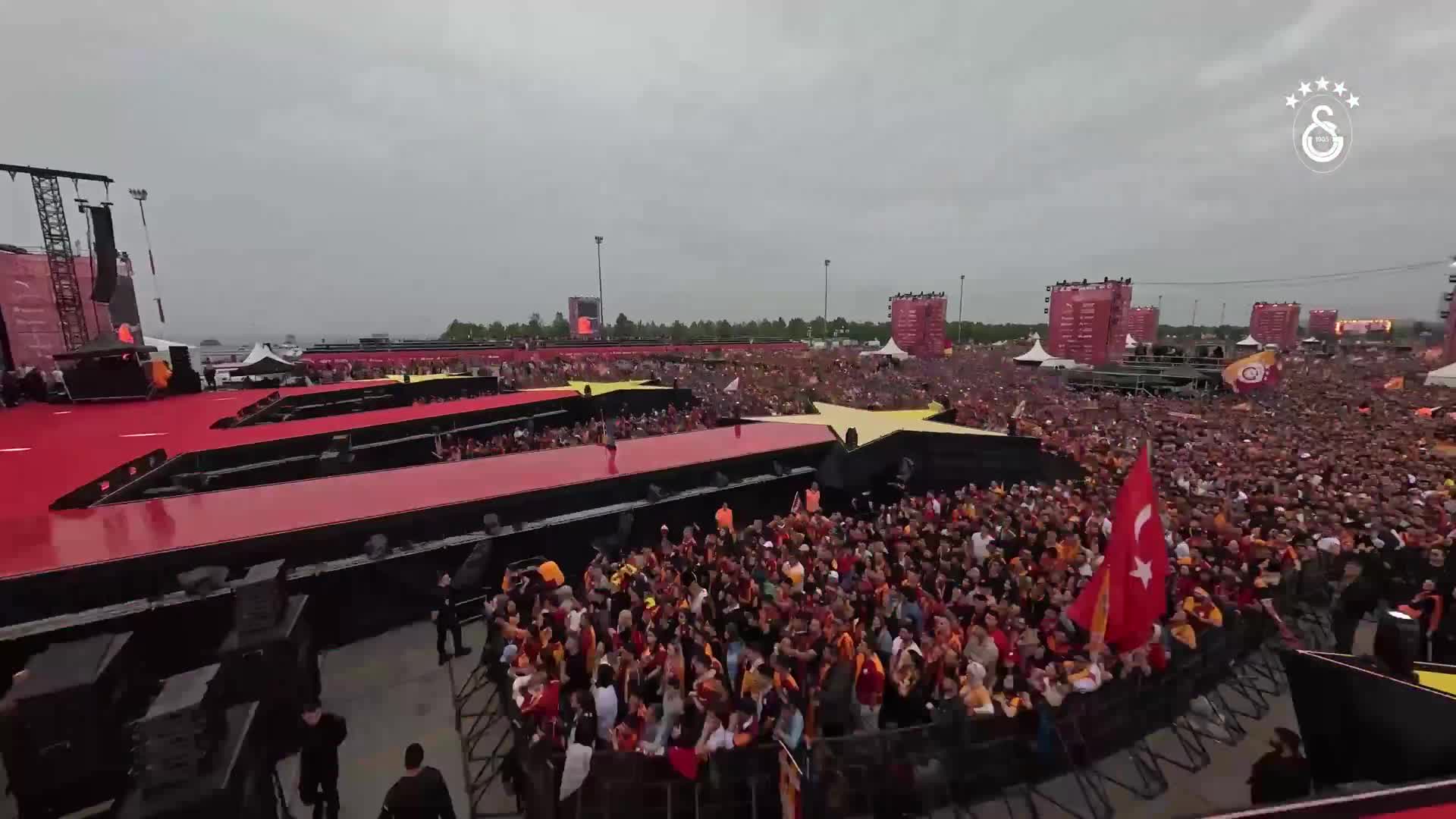 This is how Galatasaray celebrated their 25th league title. 🔴🟡