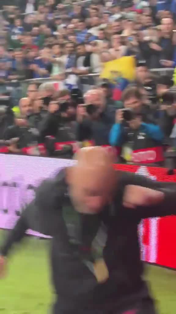 The moment Enzo Maresca and Reece James celebrated the win