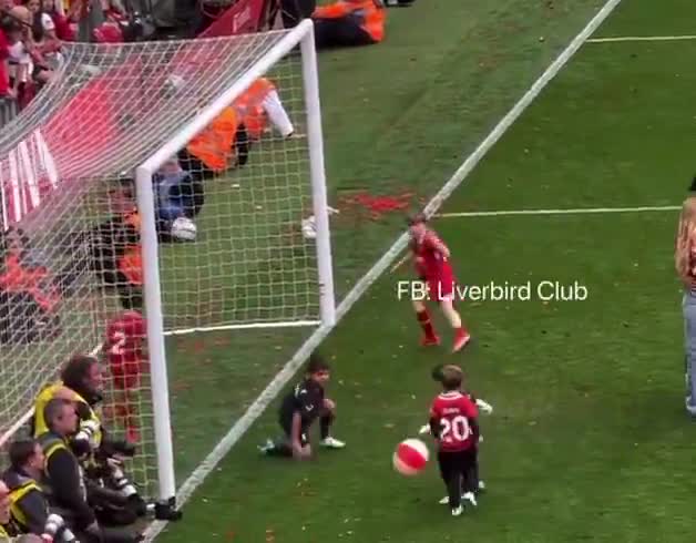 Matteo Becker (Alisson Becker’s son) shows off his goalkeeping skills.