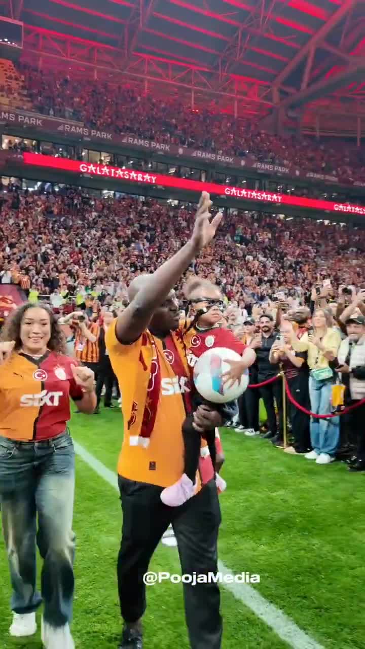 The moment Victor Osimhen & family came out for the Galatasaray's Trophy Presentation