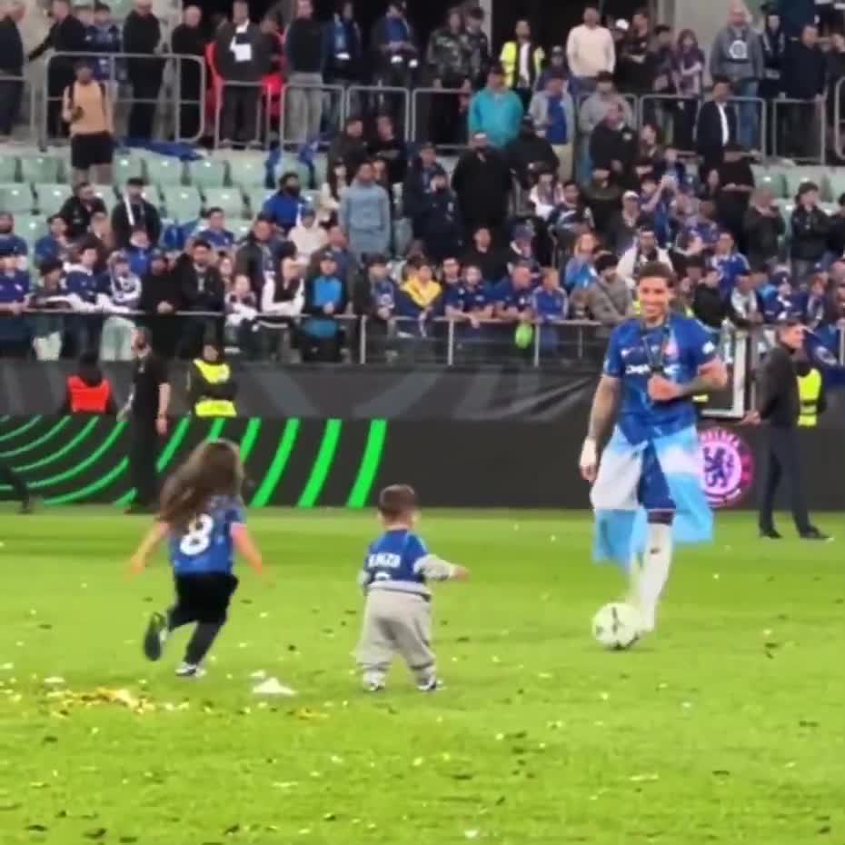 a father-son moment of Enzo Fernández