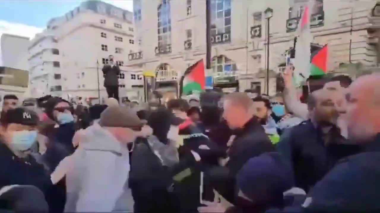 Hamas supporters get a battering from patriots when they try steal British flags