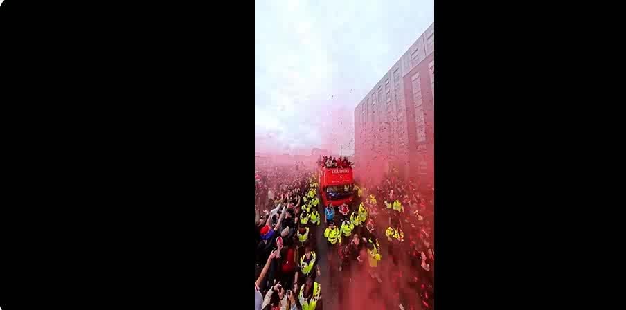 Liverpool players celebrate the Premier League 2024–2025