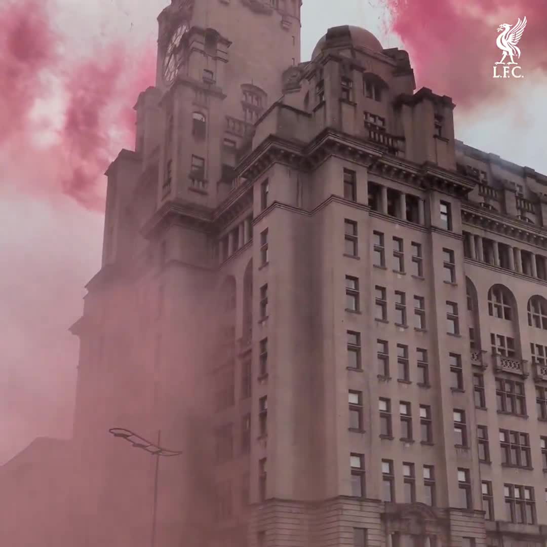 Liverpool players celebrate the Premier League 2024–2025  with the fans