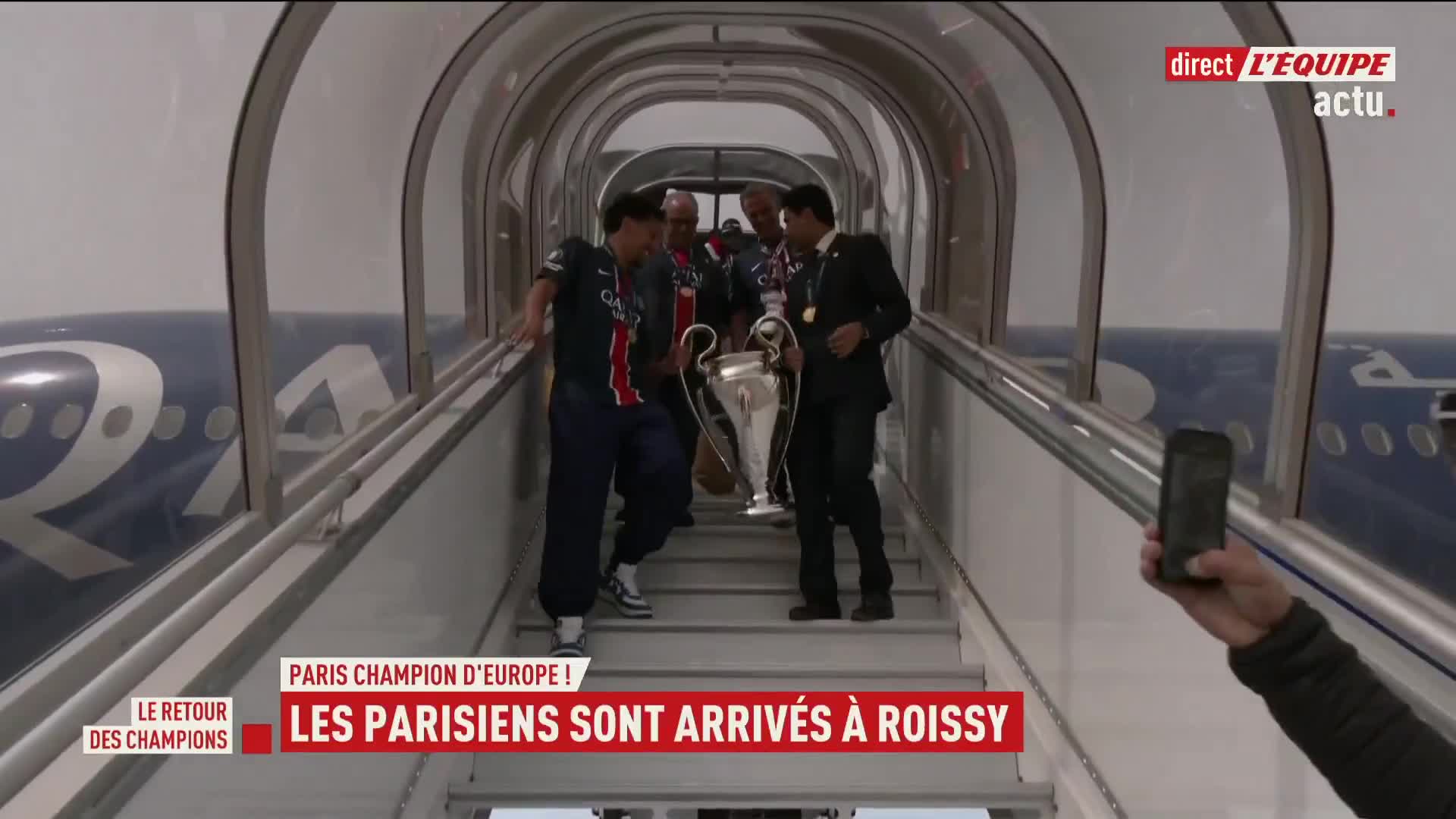 PSG have arrived back in Paris! Marquinhos and president Nasser Al-Khelaifi at the front with the Champions League trophy