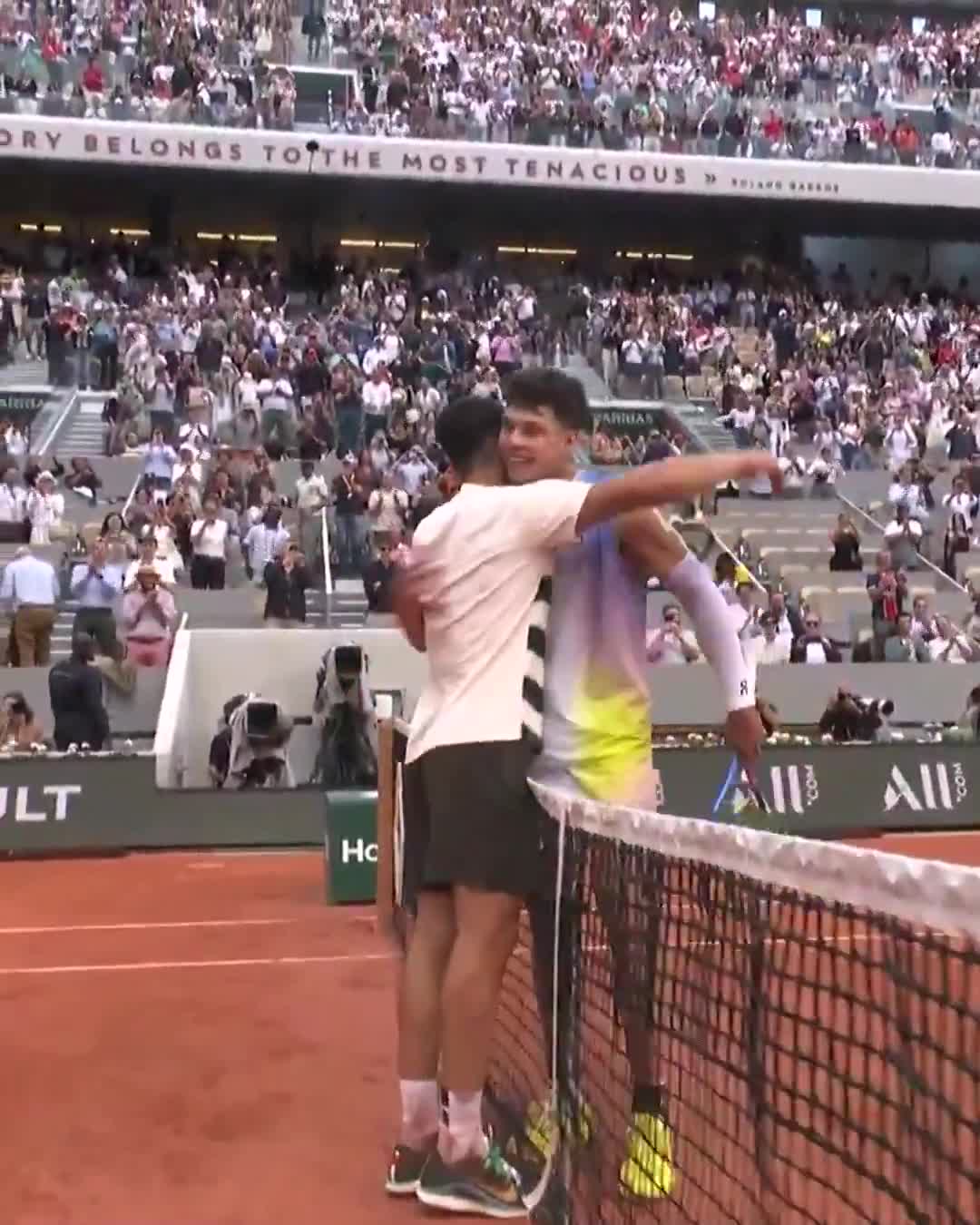 A warm embrace between Alcaraz & Shelton after an epic tussle