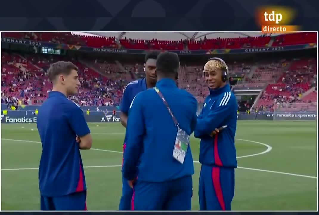 Lamine, Nico and Samu were preparing for dance celebrations before the match