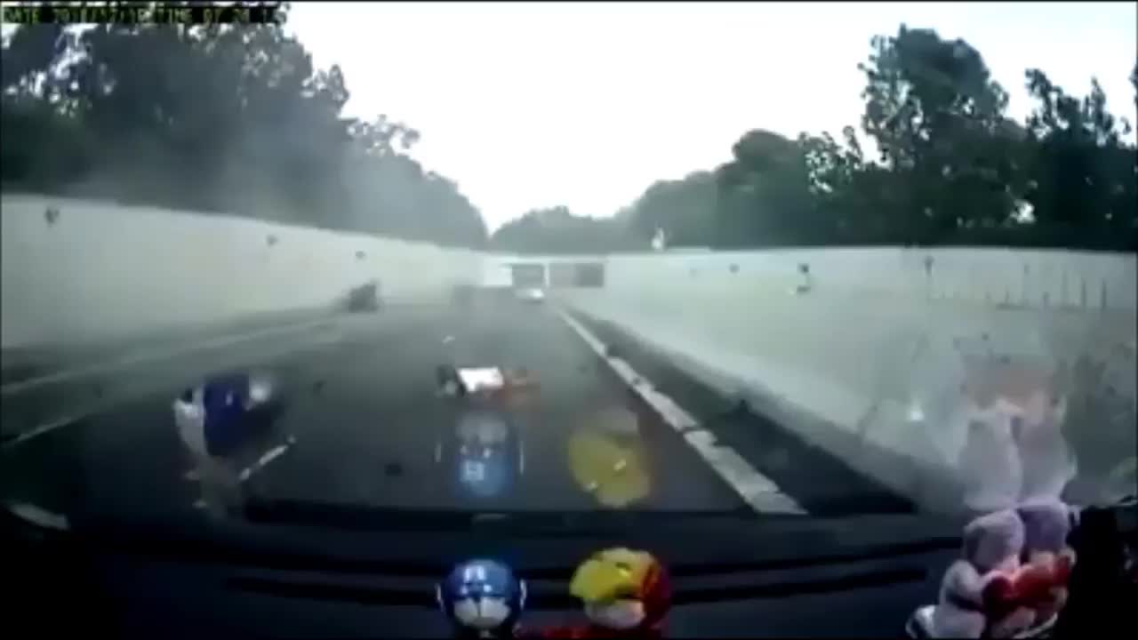 This dashcam footage of the major AYE accident that killed 1, injured 4