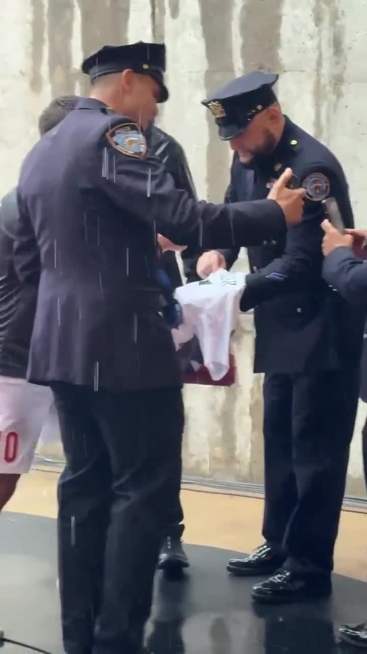 Arda Güler signed a shirt for a security guard before Türkiye play USA.