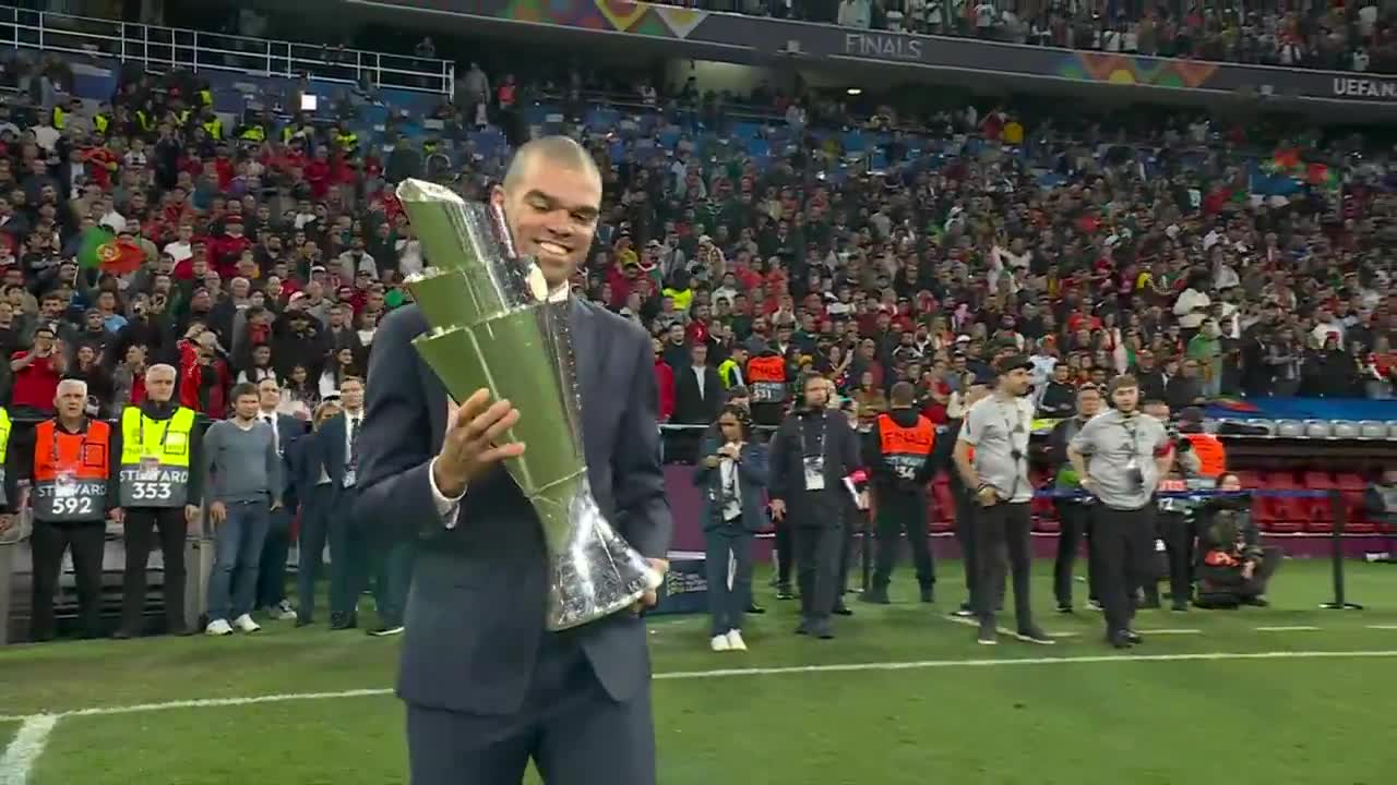 Pepe brought the trophy and was applauded by everyone.