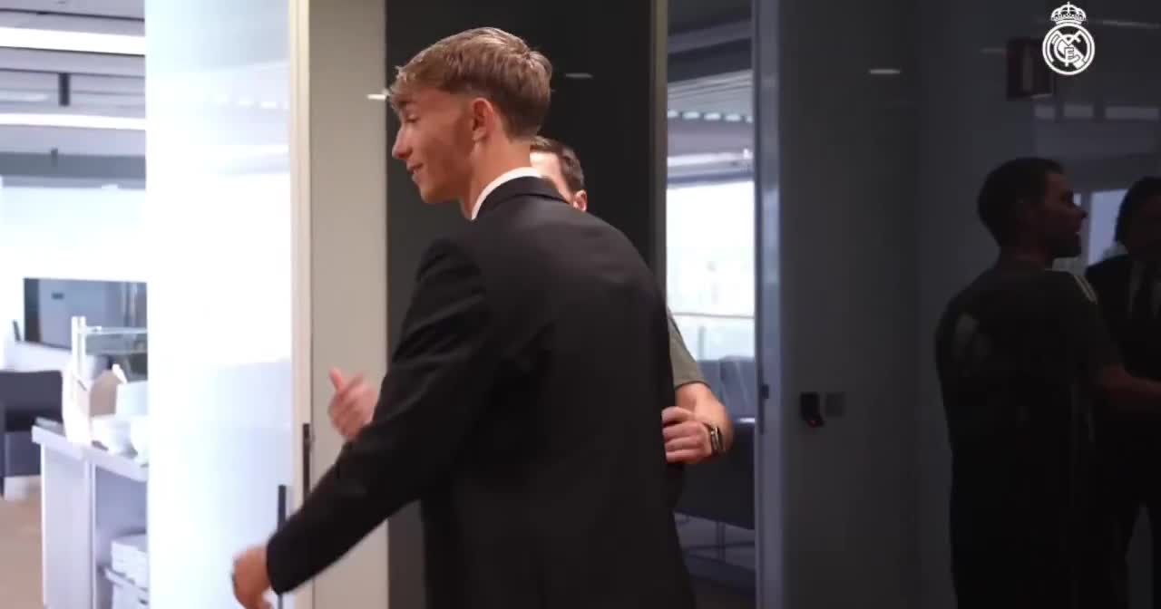 Xabi Alonso introducing Huijsen to his coaching staff and showing him around Valdebebas.