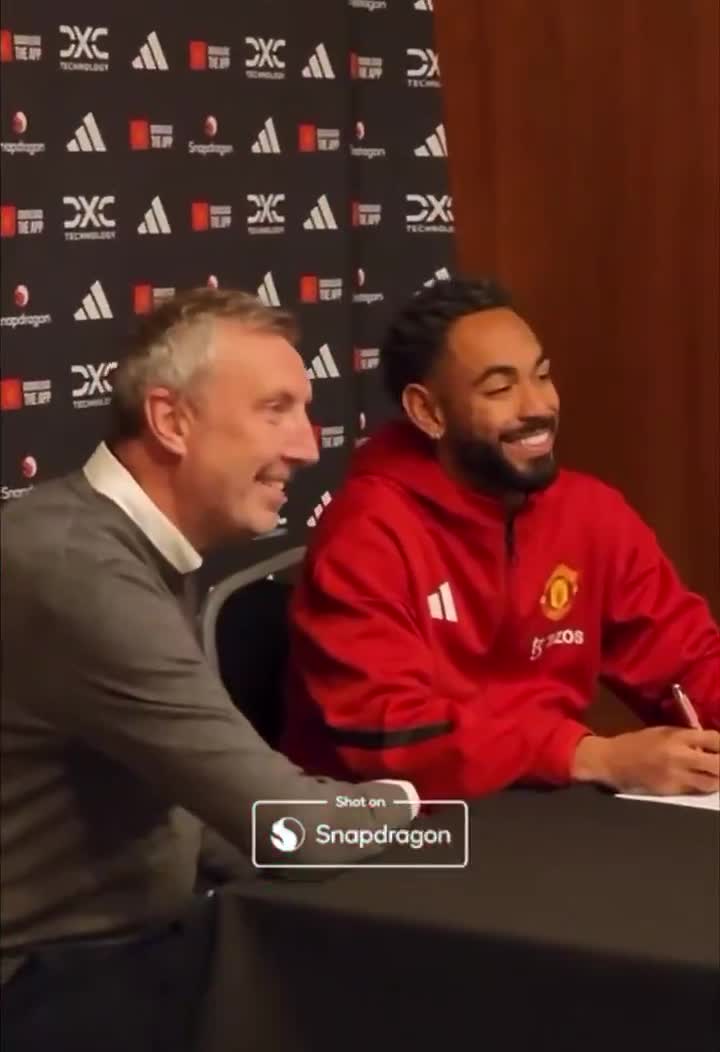 Matheus Cunha signing his Manchester United contract
