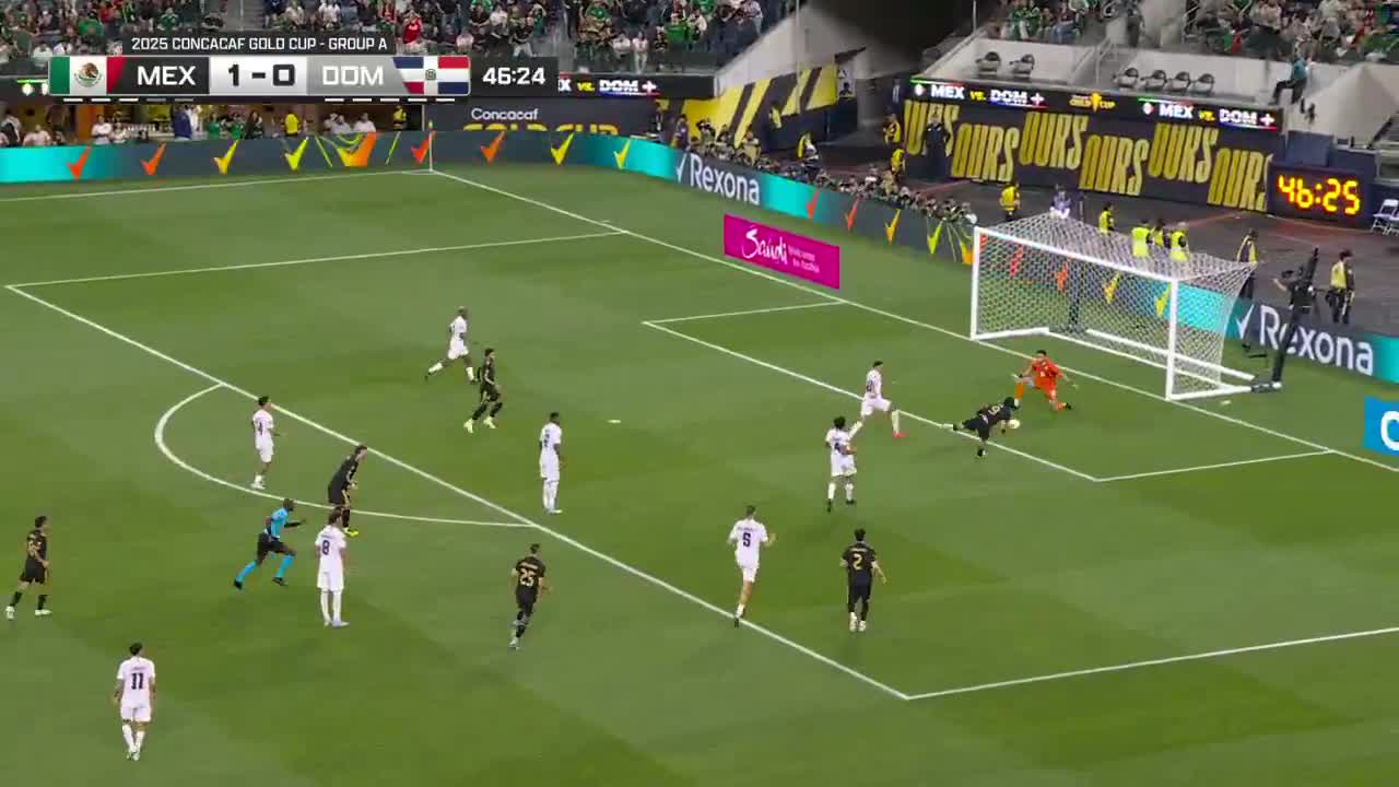 Mexico [2]-0 Dominican Republic