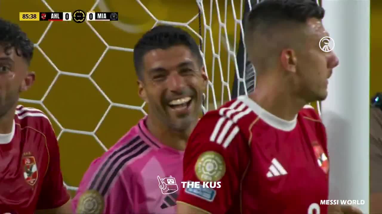 That moment when Suárez laughs at the referee