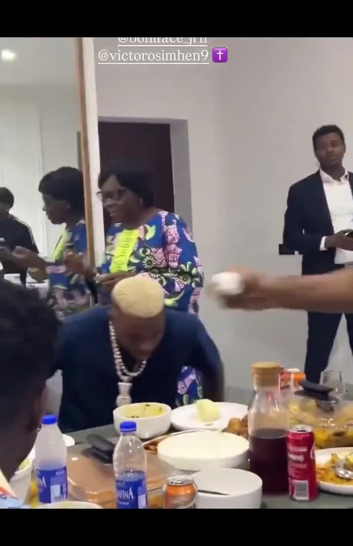 Victor Osimhen, Boniface and Olayinka visit Odumodublvck’s home during offseason – receive blessings from his mother