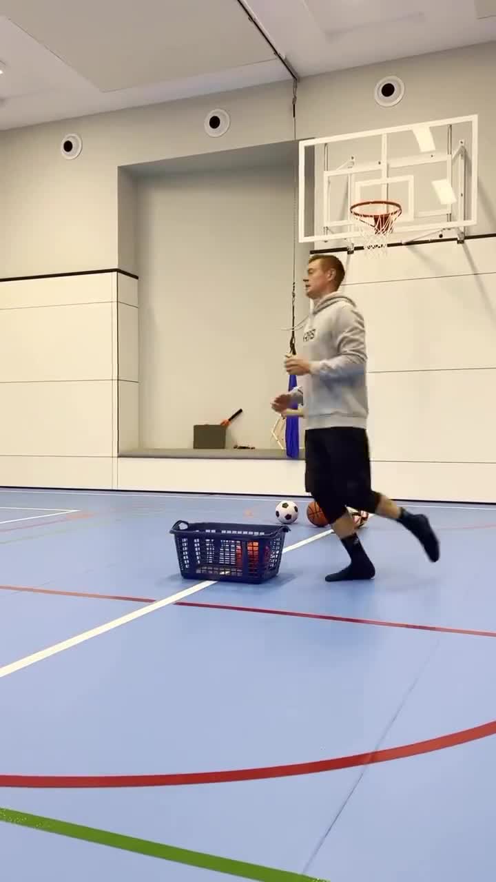 When Toni Kroos taught his son how to control the ball