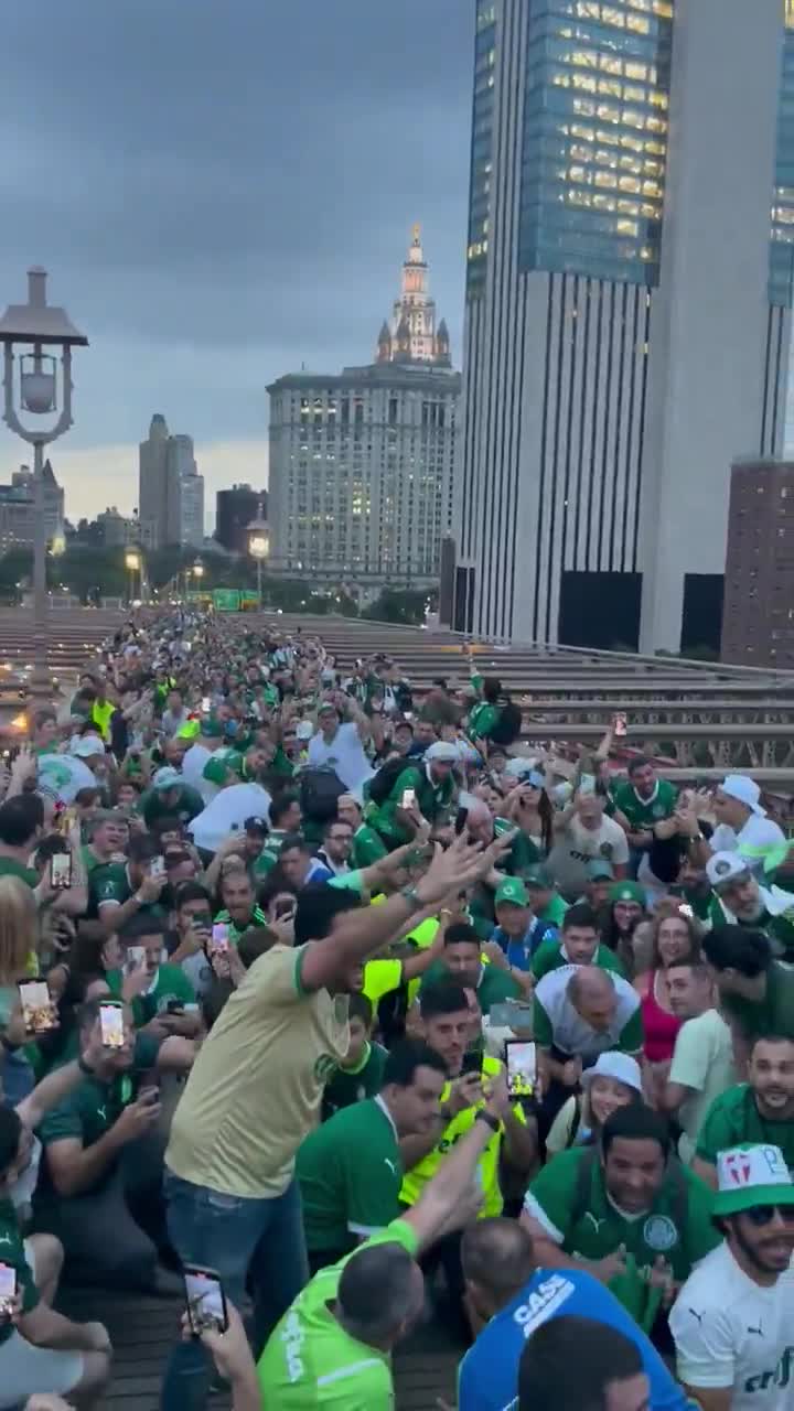 The celebration of Palmeiras fans on the Brooklyn Bridge, in New York.