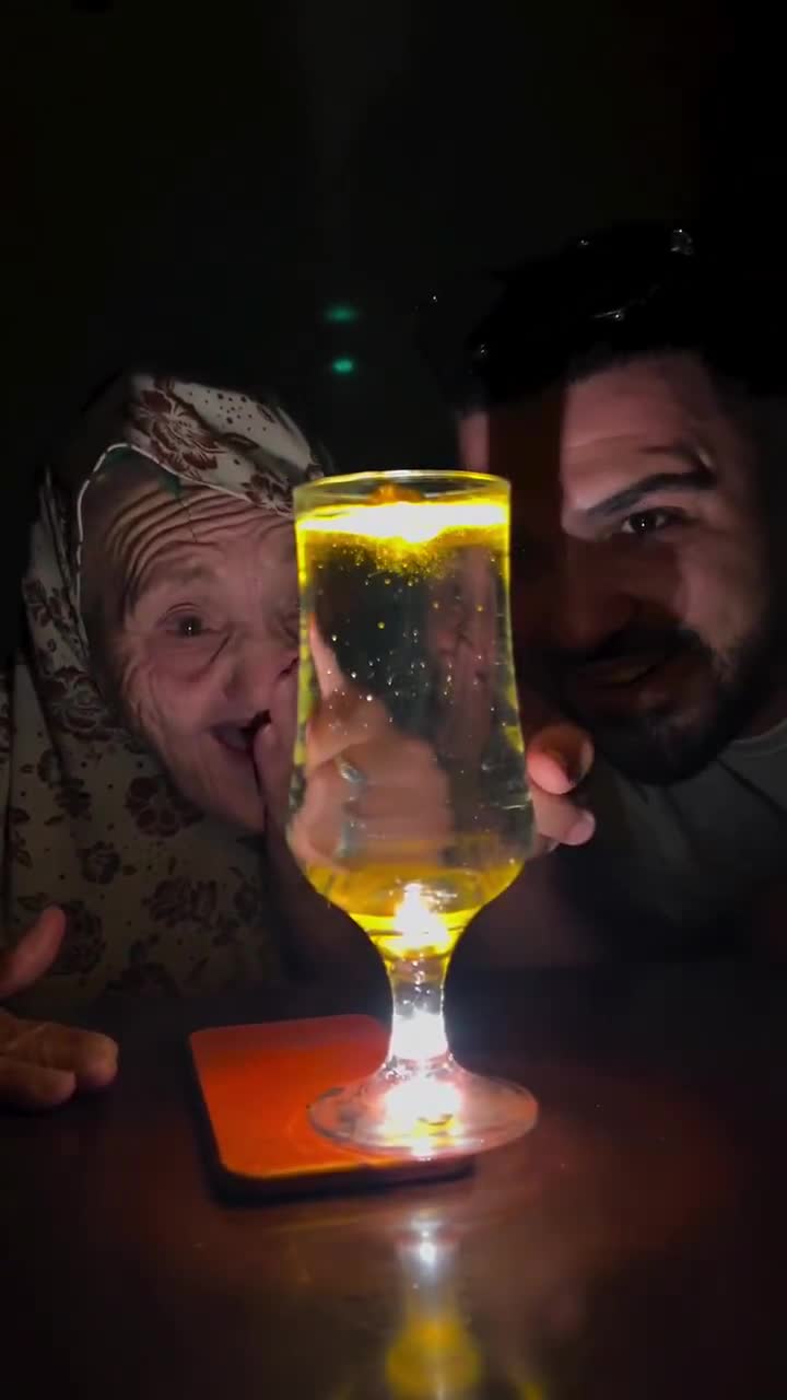 Grandma’s adorable reaction to a glowing DIY meteor shower obtained by pouring vitamin B2 in water under UV light