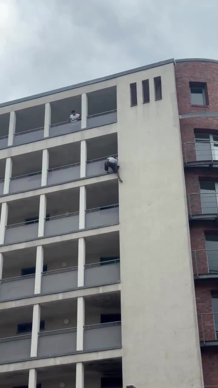 Camera captures the moment a man climbs down from the 8th floor to the 1st — like it’s nothing