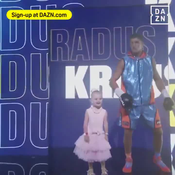 Gradus Kraus makes his ring walk with his daughter before his fight – a heartwarming moment