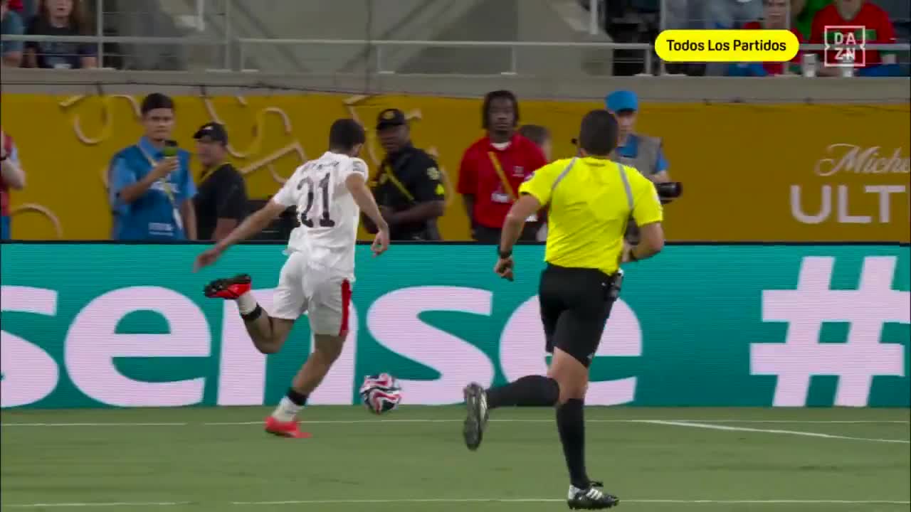 Controversy after potential handball in the buildup to Manchester City’s goal – Valenzuela at the center of it all