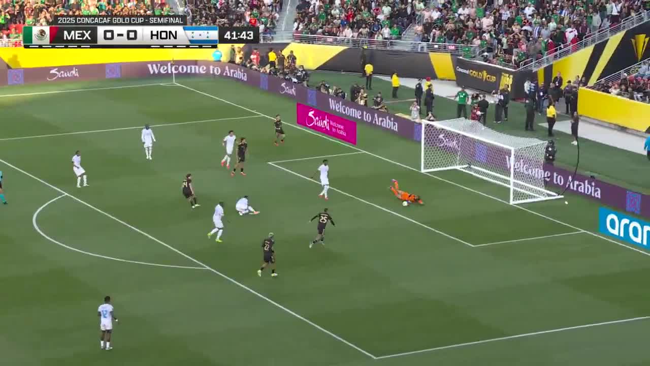Menjívar save against Mexico 42'