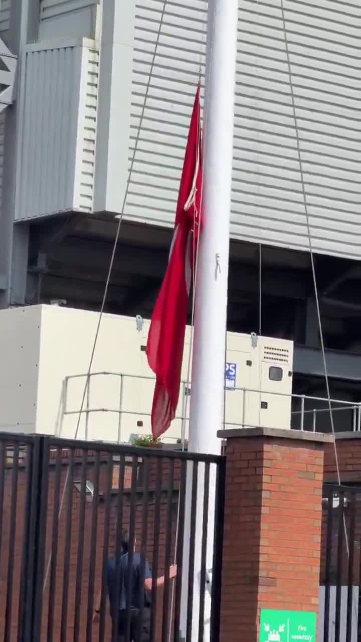 The Liverpool flag is flying at half-mast as a sign of mourning for the passing of Diogo Jota. A moment of deep sorrow for the Reds and world football.