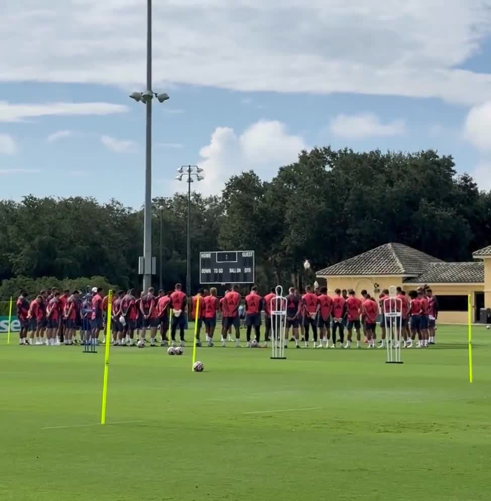 A minute’s silence at FC Bayern before training for Diogo Jota and his brother André Silva