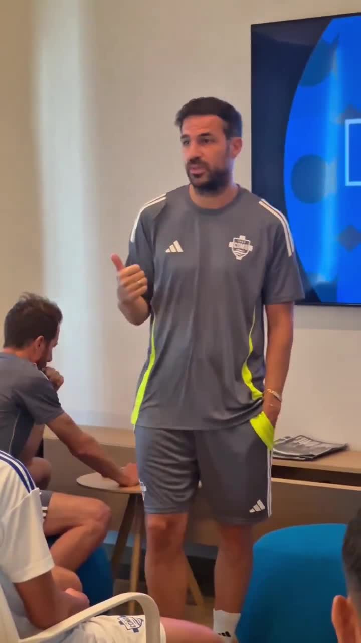Cesc Fàbregas hosting a learning session for Como’s up and coming talent