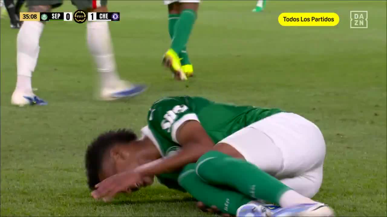 Enzo kicked Estevão's leg