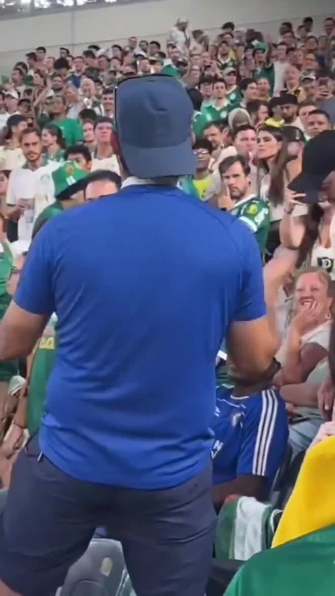Chelsea fans provoking Palmeiras fans