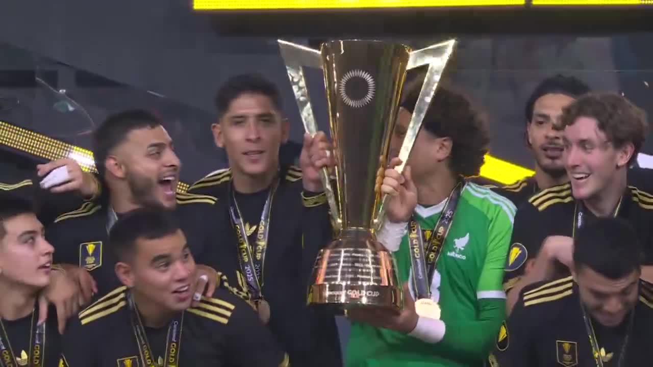 Mexico raises the 2025 Gold Cup trophy.