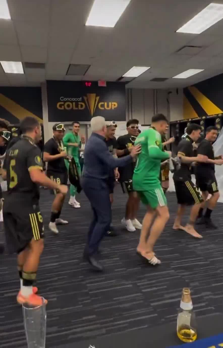 Javier Aguirre and the Mexico players celebrated in the locker room, dancing