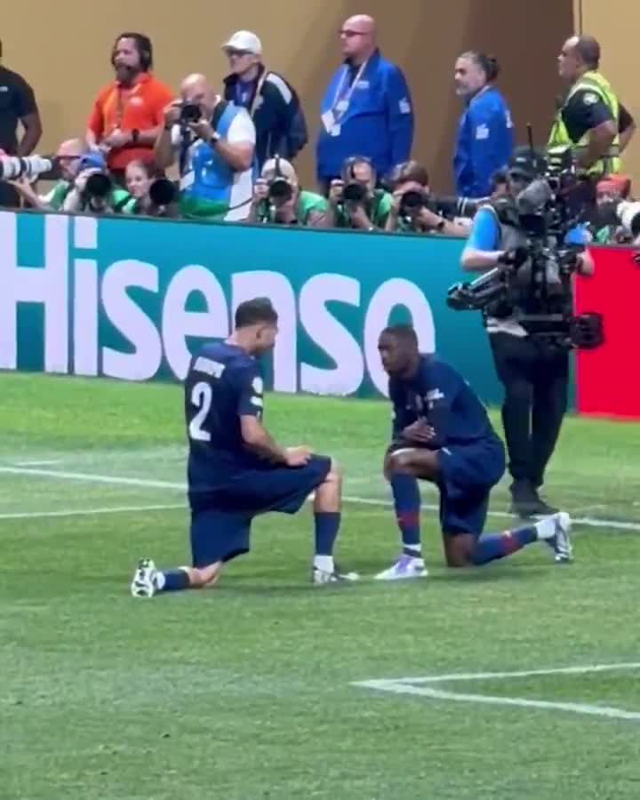 After scoring against Bayern, Ousmane Dembélé chose not to celebrate by stepping on Hakimi, acknowledging the Moroccan’s assist as key to the goal