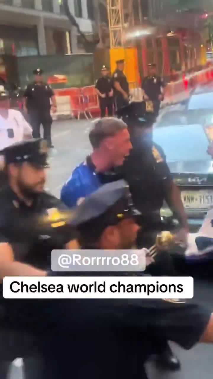 Chelsea arriving back to the hotel!