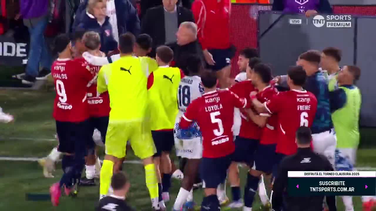 Things get heated between Independiente and Talleres at the end of the match
