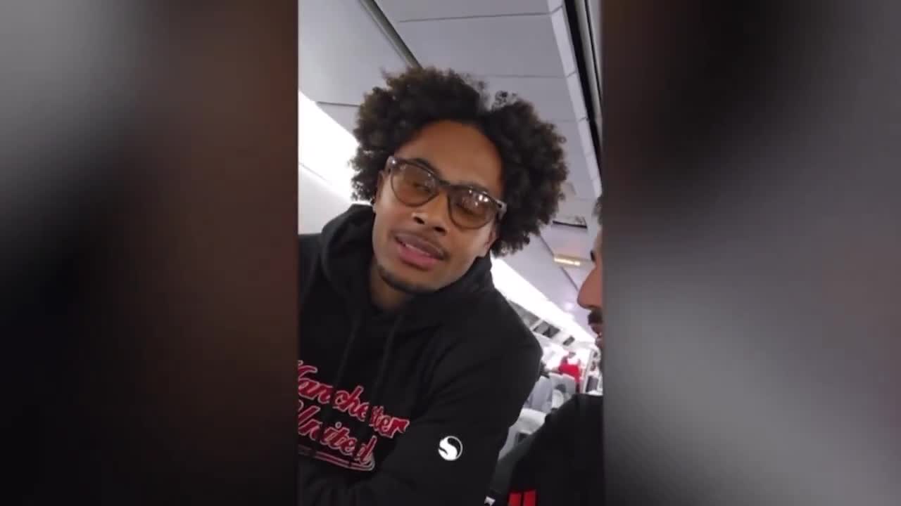 Bruno Fernandes and Joshua Zirkzee take you through the squad on the plane