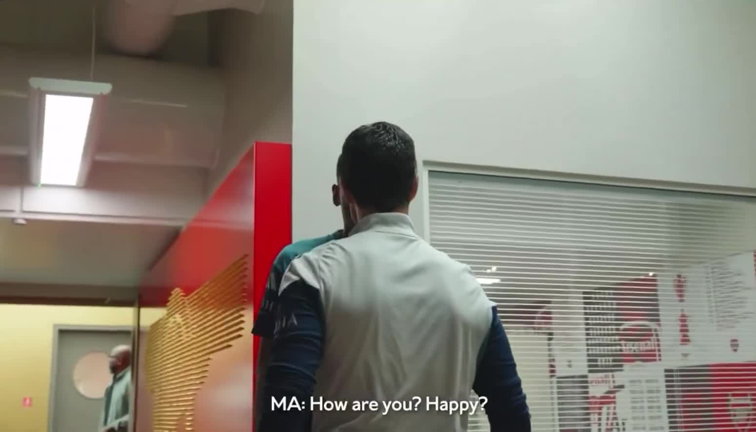 Mikel Arteta welcomes Cristhian Mosquera & his family to Arsenal.