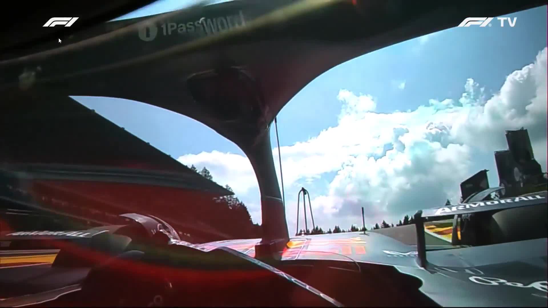 Max Verstappen haciendo Eau Rouge y Radillon desde la helmet cam.