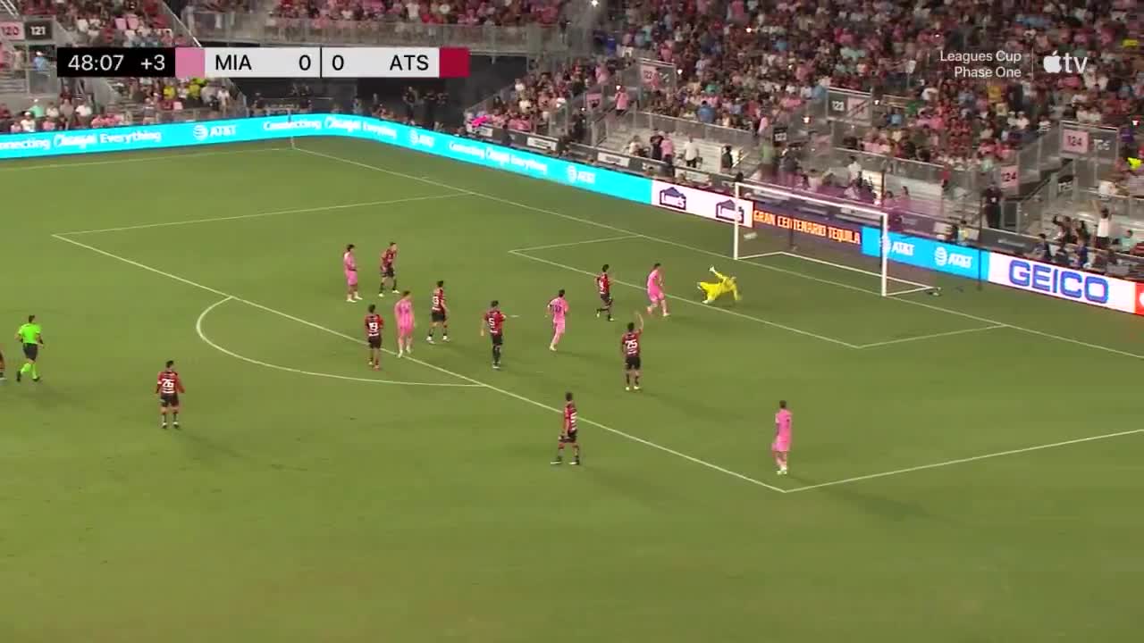 Luis Suárez  big chance against Atlas 45+3'