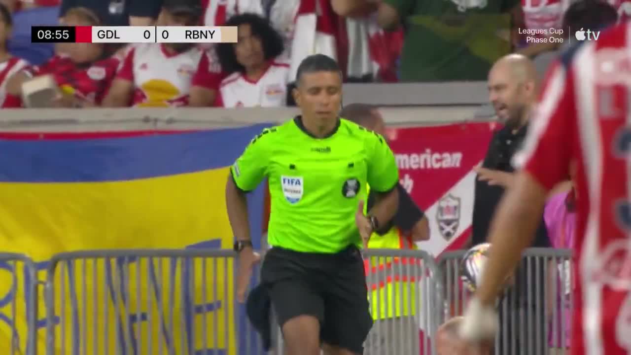 The referee was forced to leave the match due to injury during the game between Guadalajara and New York Red Bulls.