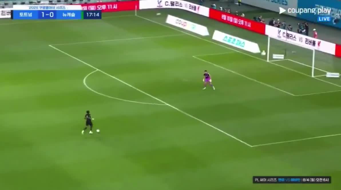 Mathys Tel big chance against Newcastle 18'