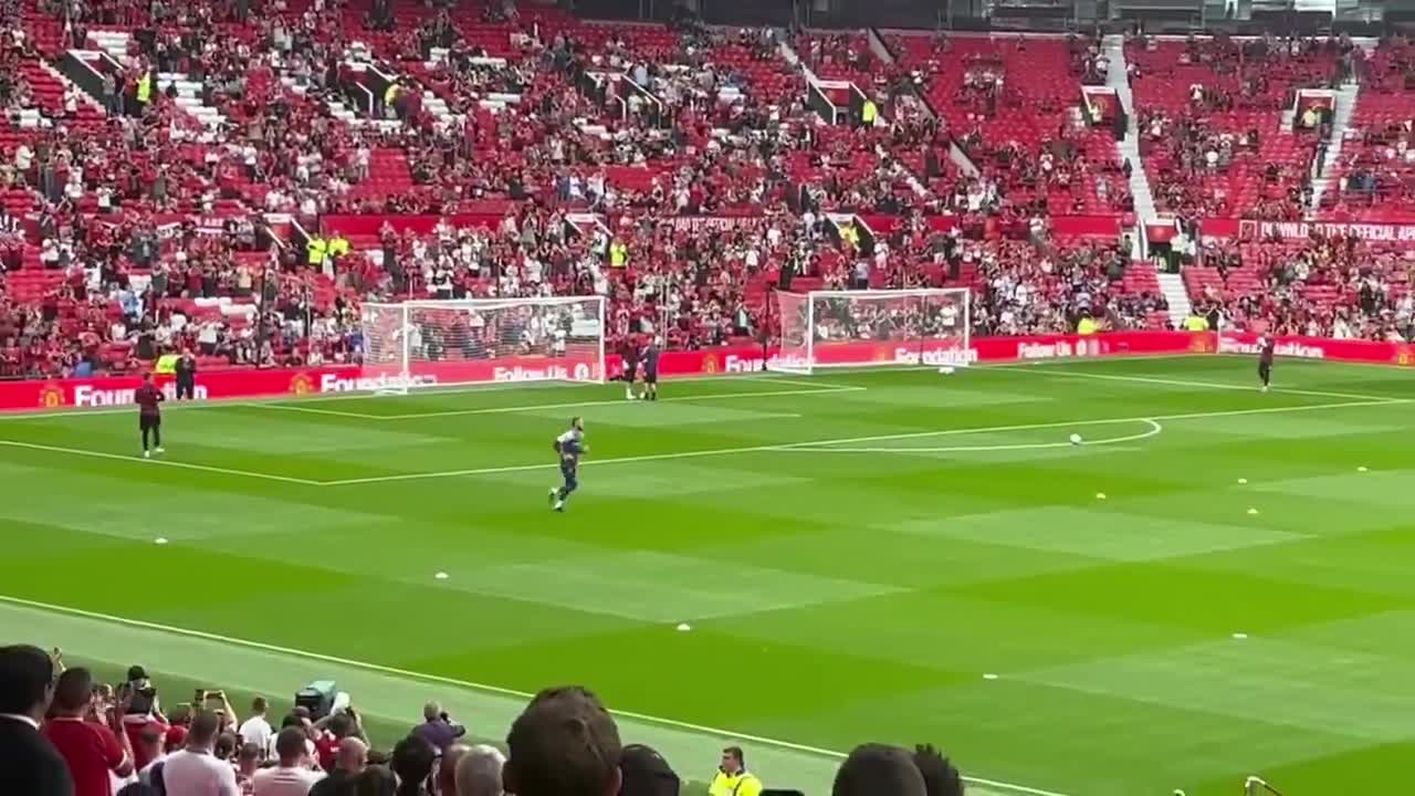 Old Trafford welcomes David de Gea back!